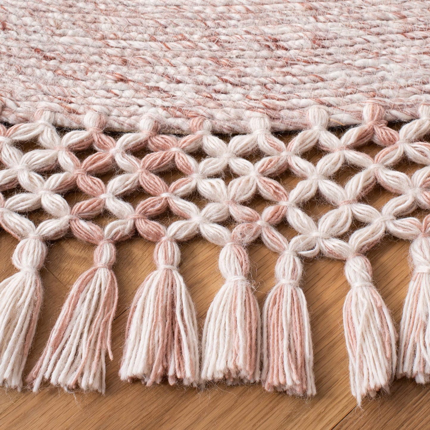 SAFAVIEH Sahara Collection Area Rug - 6' Round, Pink, Handmade Boho Tassel, Ideal for High Traffic Areas in Living Room, Bedroom (SAH490U)