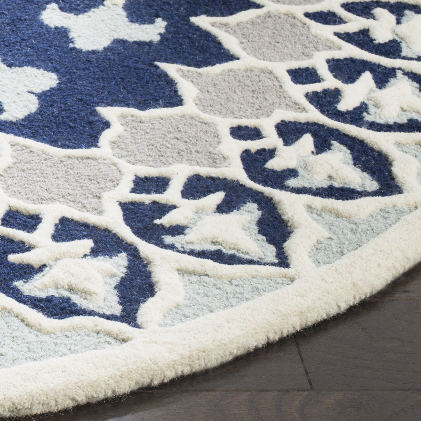 SAFAVIEH Bellagio Collection Area Rug - 5' Round, Navy Blue & Ivory, Handmade Medallion Wool, Ideal for High Traffic Areas in Living Room, Bedroom (BLG610C)