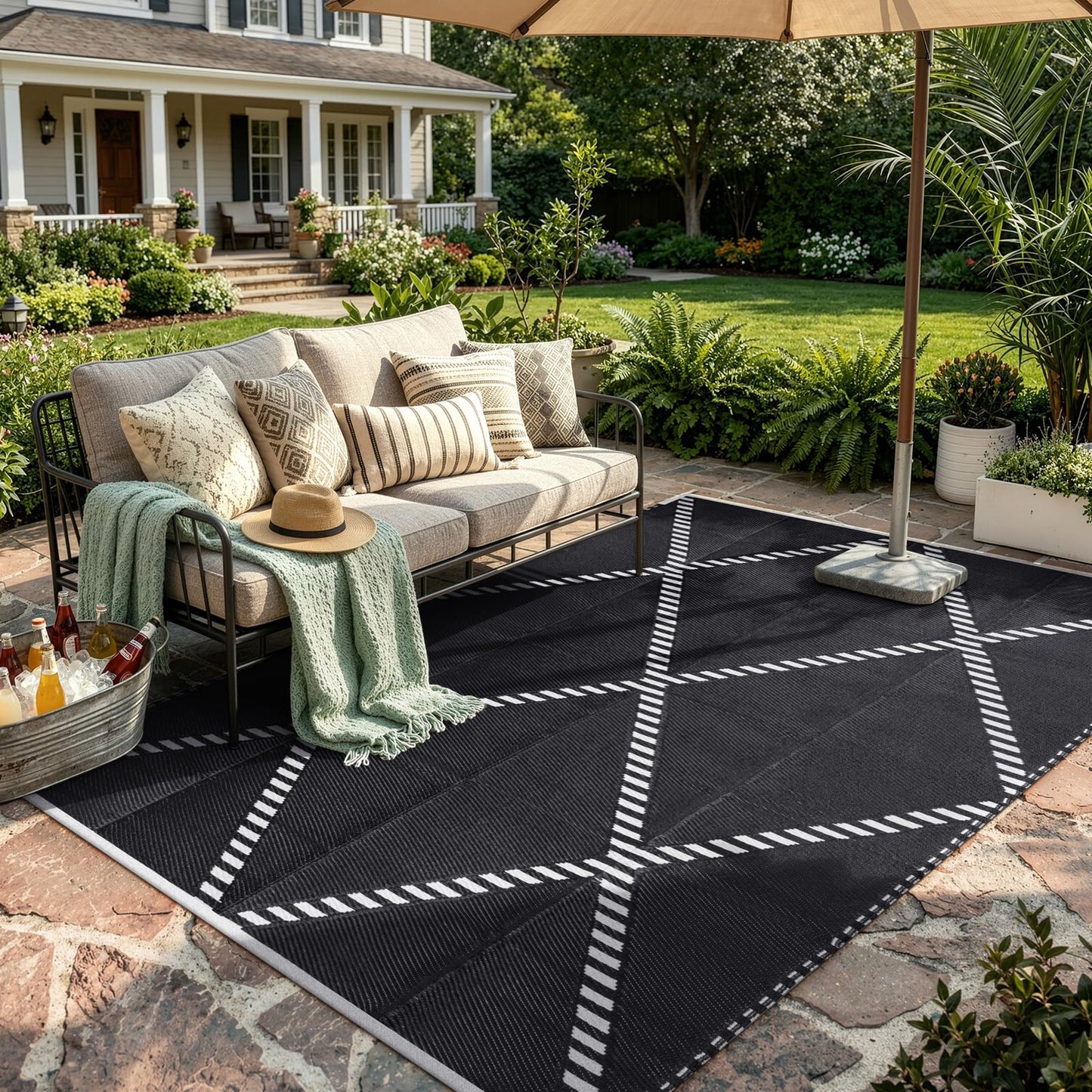 Wonnitar Outdoor Rug 6x9, Waterproof Reversible Plastic Straw Rug for Patio, Foldable Camping Mat with Carry Bag for RV, UV-Resistant Outside Rug for Deck, Balcony, Beach, Black & White