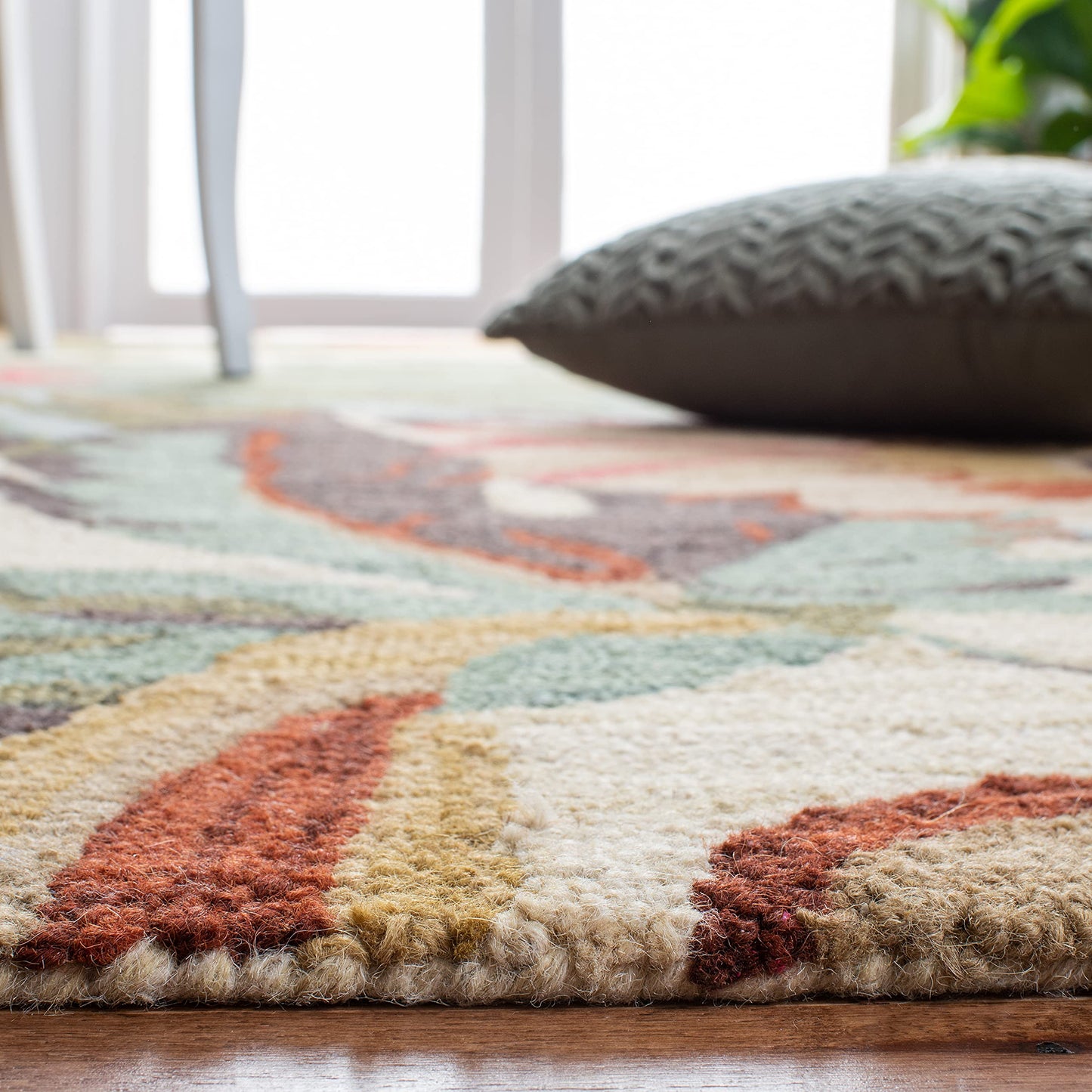 SAFAVIEH Jardin Collection Area Rug - 5' Round, Ivory & Multi, Handmade Wool, Floral Design, Ideal for Living Room, Bedroom, Dining Space (JAR325A)