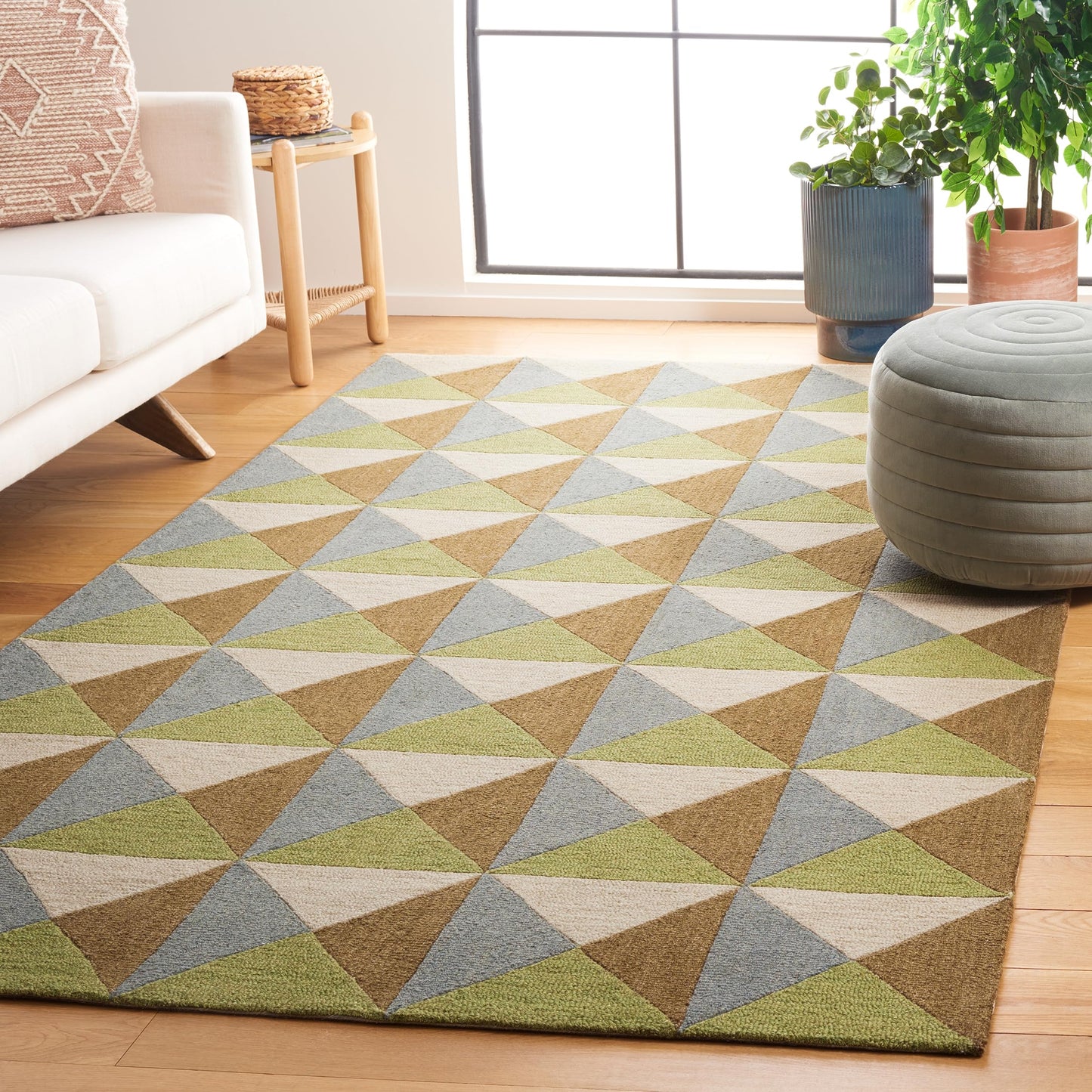 SAFAVIEH Genre Collection Area Rug - 6' Square, Beige & Green, Handmade Wool, Ideal for Living Room, Bedroom, Dining (GRE103B-6SQ)