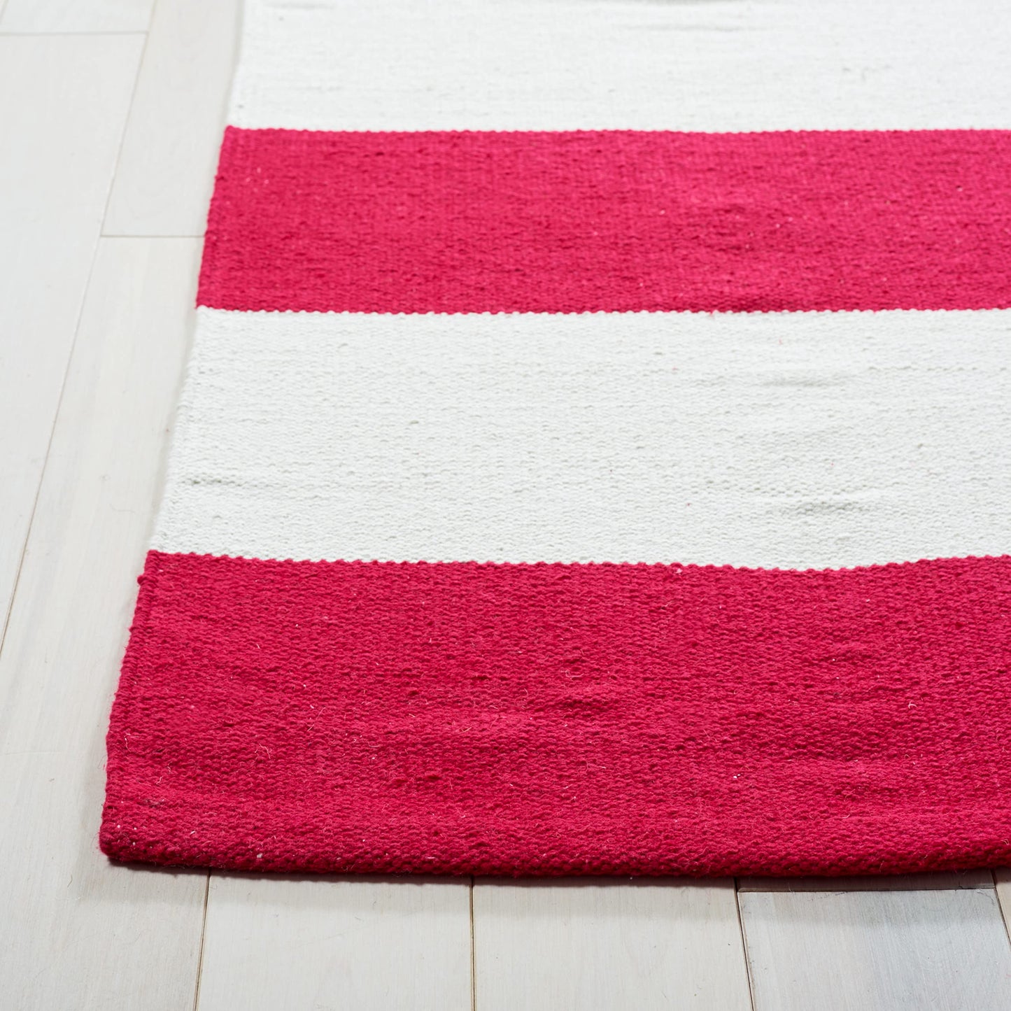 SAFAVIEH Montauk Collection Area Rug - 4' x 6', Red & Ivory, Handmade Flatweave Cotton, Woven Texture, Farmhouse Stripe Pattern, Ideal for Living Room, Bedroom, Dining Space (MTK712B)