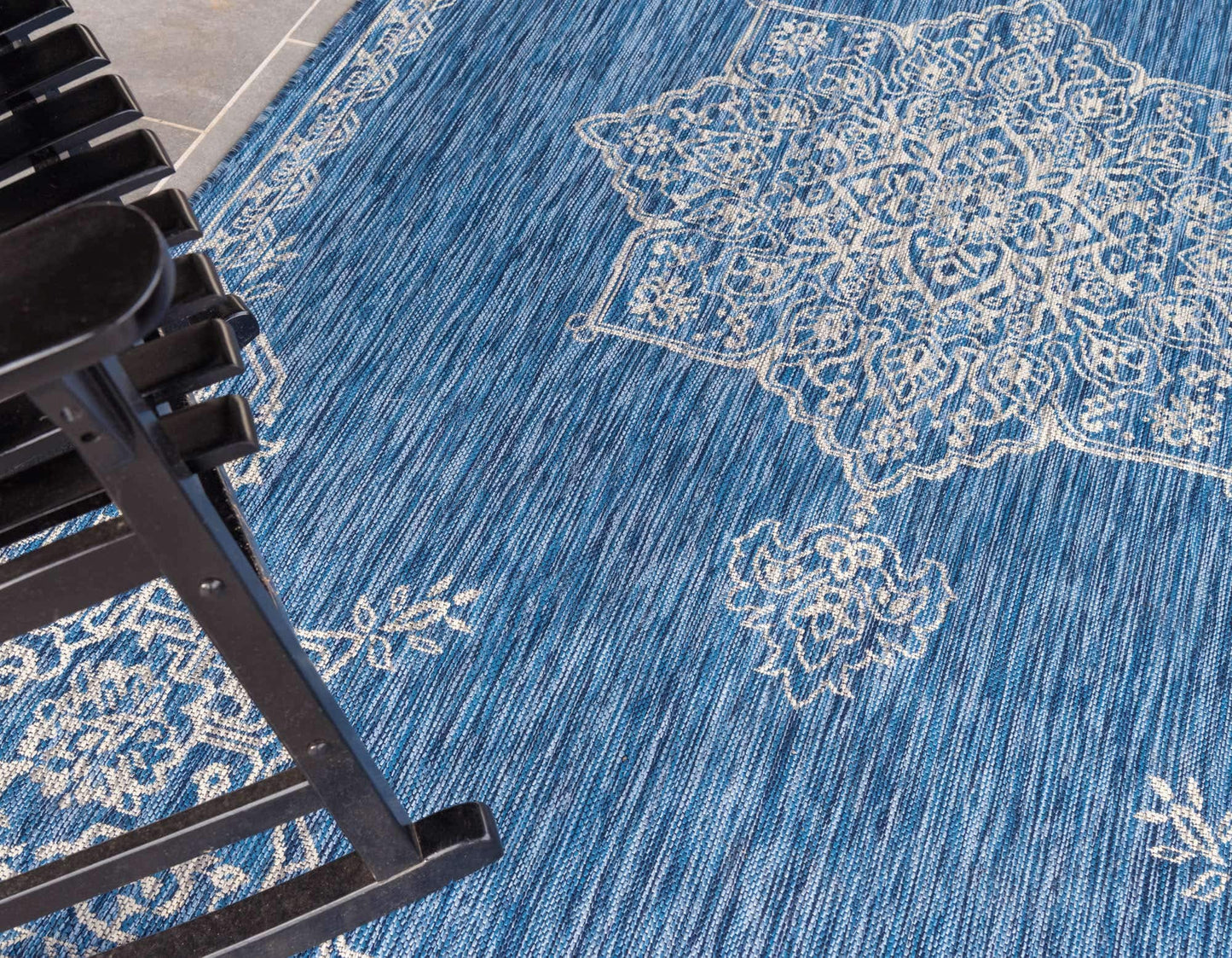 Unique Loom Outdoor Traditional Collection Area Rug - Antique (4' 1" Round, Blue/ Gray)
