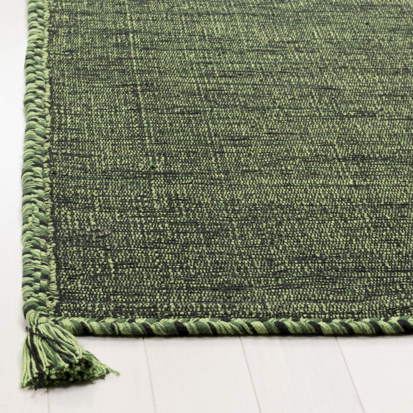 SAFAVIEH Montauk Collection Area Rug - 6' x 9', Green & Black, Handmade Flat Weave Cotton Corner Tassel, Ideal for High Traffic Areas in Living Room, Bedroom (MTK150Y)
