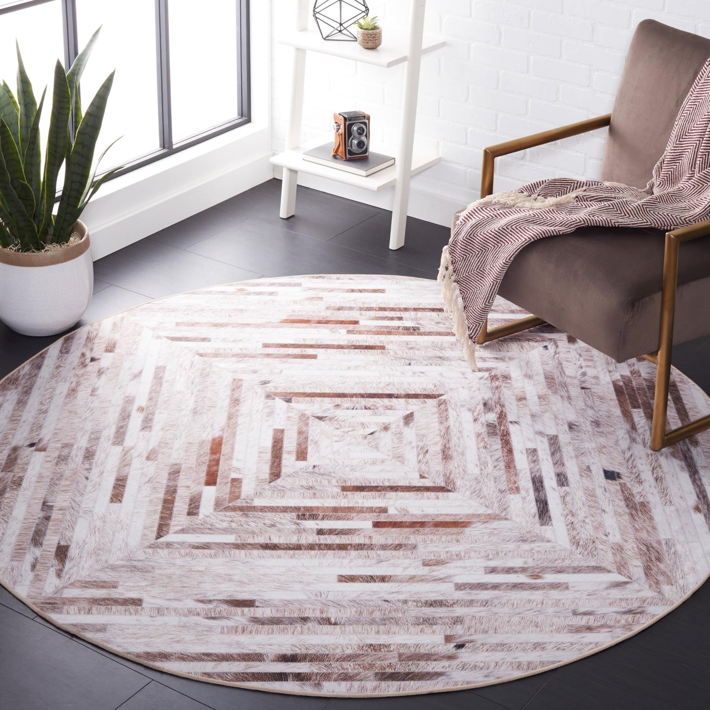 SAFAVIEH Washable Rug Faux Hide Collection - 6' Round, Beige & Brown, Slip Resistant, Western Rustic Decor, Printed Pattern, Ideal for Living Room, Bedroom, Home Office, Dining Space (FAH526A)