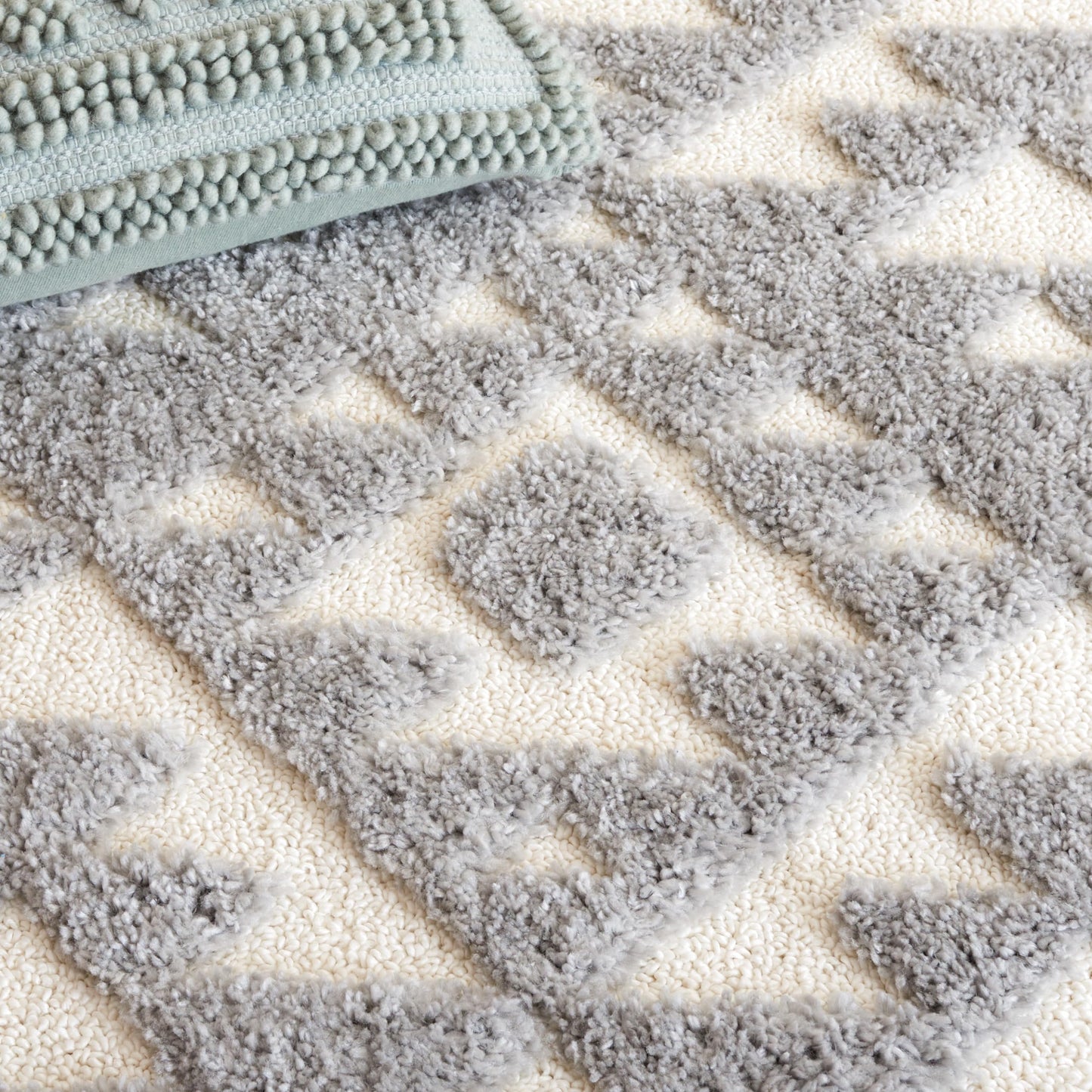SAFAVIEH Moroccan Tassel Shag Collection Area Rug - 6'7" x 9'2", Grey & Ivory, Non-Shedding & Easy to Clean, Plush High-Low Texture, Ideal for Living Room, Bedroom, Dining Space (MTS688G)