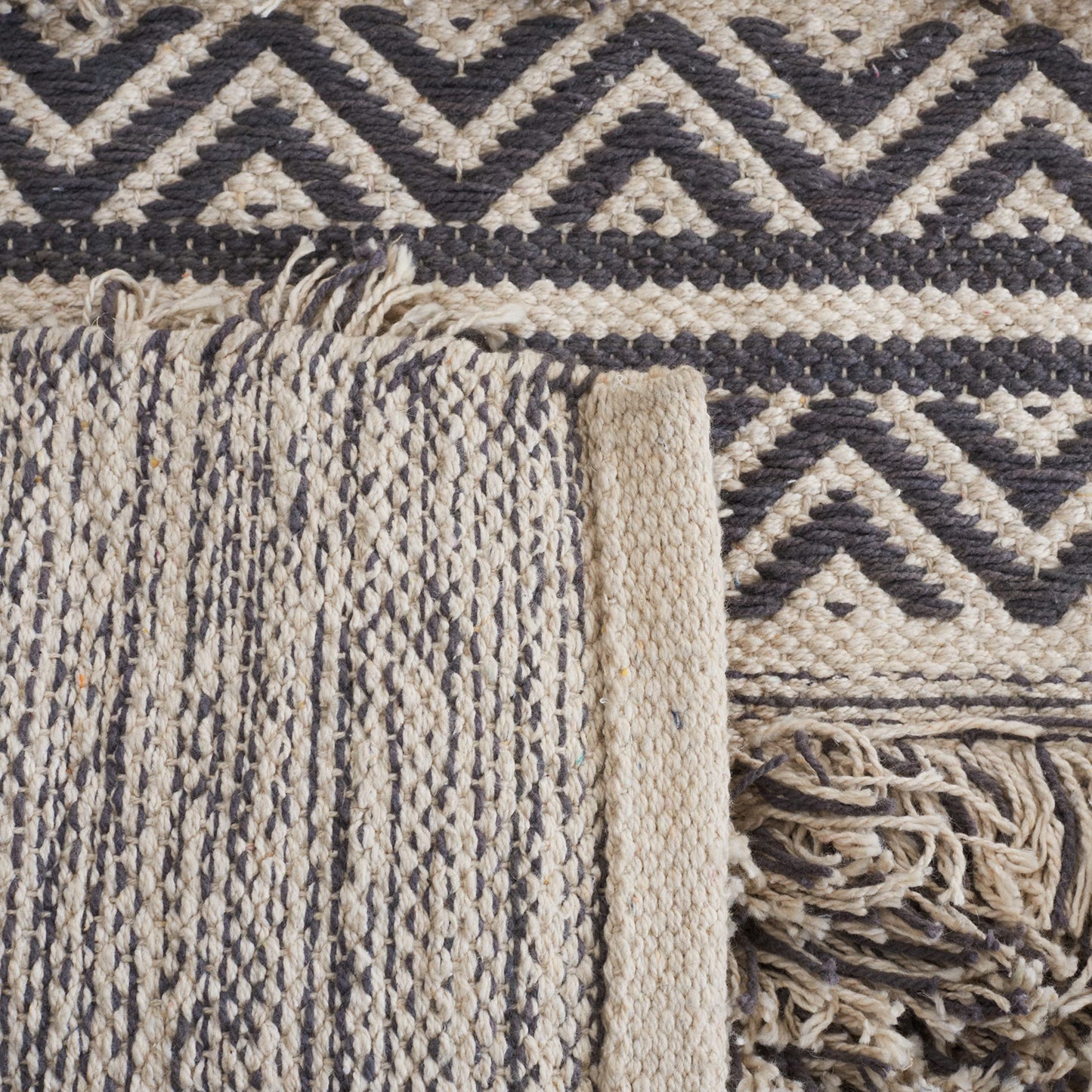 SAFAVIEH Natura Collection Accent Rug - 4' x 6', Grey & Ivory, Flat Weave Cotton Design, Easy Care, Ideal for High Traffic Areas in Entryway, Living Room, Bedroom (NAT928F)
