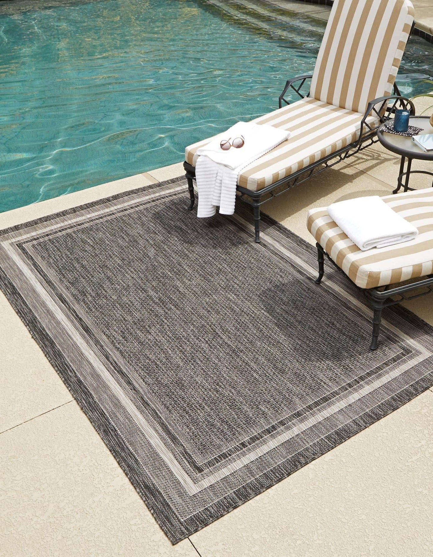Unique Loom Outdoor Border Collection Area Rug - Soft Border (3' 3" x 5' 3" Rectangle, Black/ Ivory)