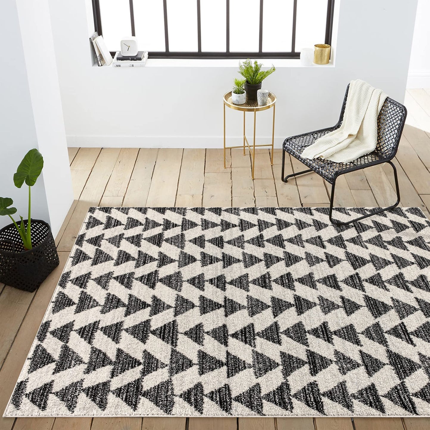 JONATHAN Y Aisha Moroccan Triangle Geometric Cream/Black Indoor Area Rug, 8x10, Contemporary, Modern, Easy-Cleaning for Living Room, Bedroom, Kitchen, Pet Friendly, Non-Shedding (MOH206A-8)