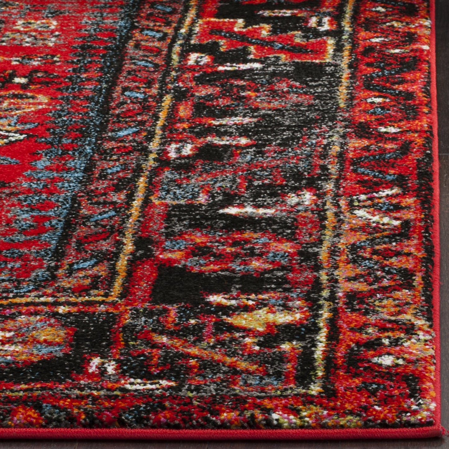 SAFAVIEH Vintage Hamadan Collection Area Rug - 4' Square, Red & Multi, Traditional Persian Design, Non-Shedding & Easy to Clean, Ideal for Living Room, Bedroom, Dining Space (VTH211A)
