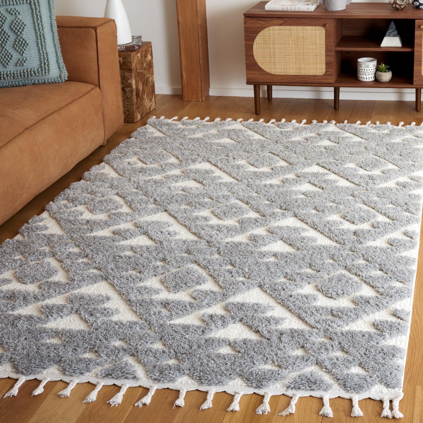 SAFAVIEH Moroccan Tassel Shag Collection Area Rug - 6'7" x 9'2", Grey & Ivory, Non-Shedding & Easy to Clean, Plush High-Low Texture, Ideal for Living Room, Bedroom, Dining Space (MTS688G)
