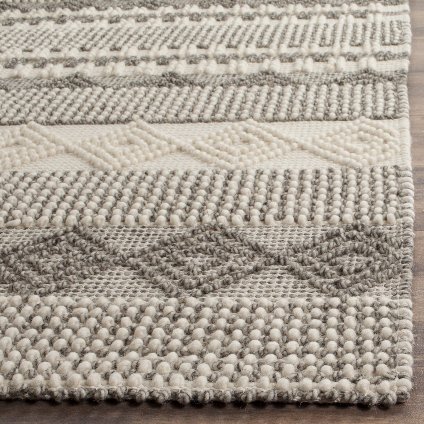 SAFAVIEH Natura Collection Area Rug - 5' x 8', Grey & Ivory, Handmade Moroccan Boho Tribal Wool & Cotton, Ideal for High Traffic Areas in Living Room, Bedroom (NAT102A)