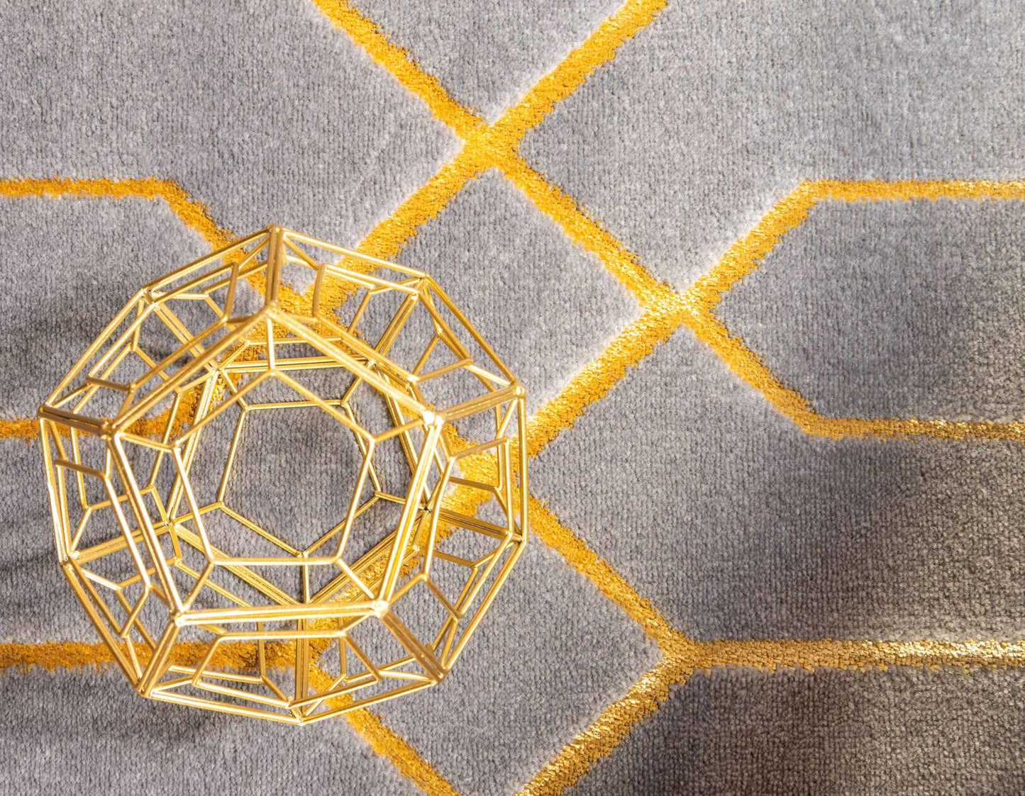 Unique Loom Marilyn Monroe Glam Collection Area Rug - Trellis (5' x 8' Rectangle, Gray Gold/ Gold)