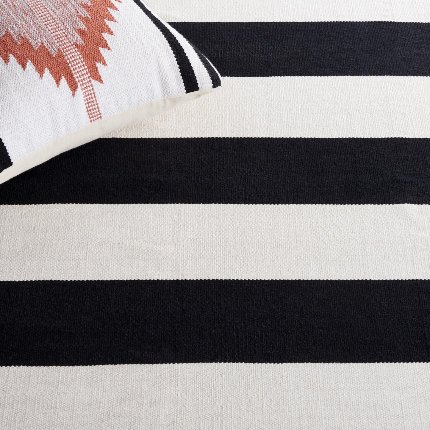 SAFAVIEH Montauk Collection Area Rug - 6' x 9', Black & Ivory, Handmade Flatweave Cotton, Woven Texture, Farmhouse Stripe Pattern, Ideal for Living Room, Bedroom, Dining Space (MTK712D)