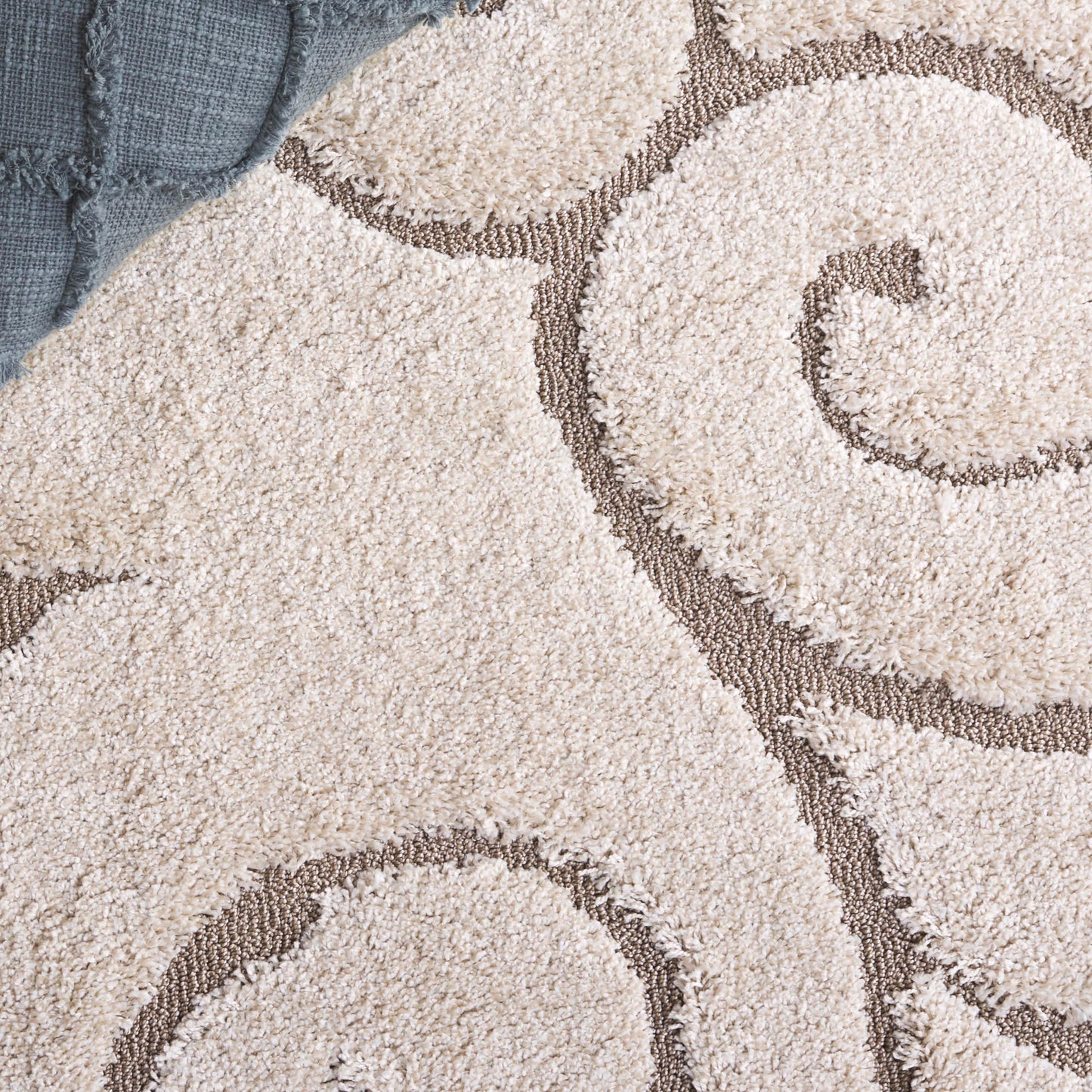 SAFAVIEH Florida Shag Collection Accent Rug - 3'3" x 5'3", Cream & Beige, Scroll Design, Non-Shedding & Easy Care, High-Low Plush Pile, Ideal for Living Room, Bedroom, Dining Space (SG455-1113)