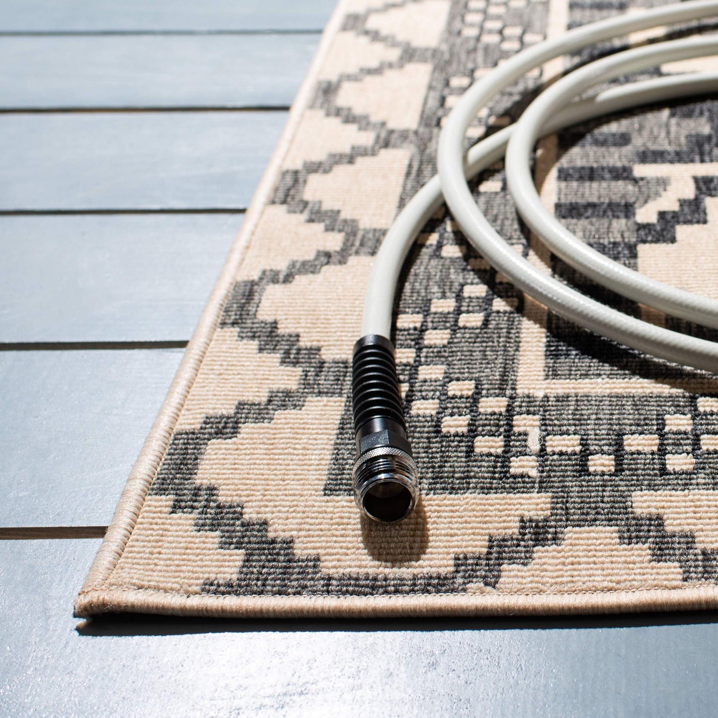 SAFAVIEH Washable Rug Outdoor Veranda Collection - 2'7' x 5', Beige & Grey, Non-Shedding & Easy to Clean, Ideal for Patio, Backyard, Mudroom (VER096-3413)