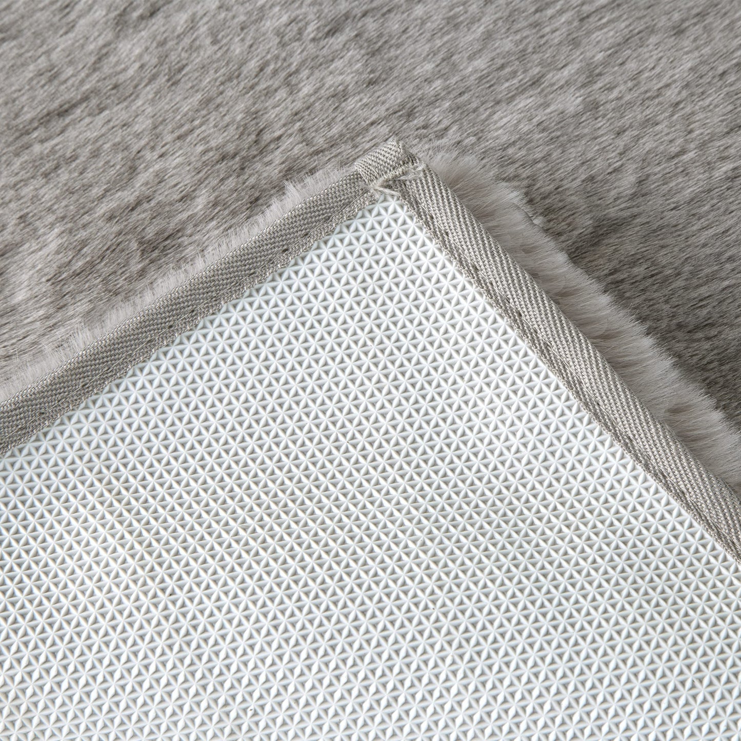 Home-Complete Faux Fur Bath Mat – 21x34-Inch Nonslip Jacquard Fake Rabbit Fur Rug for Bathroom, Hallway, or Kitchen - Modern Room Decor (Gray)