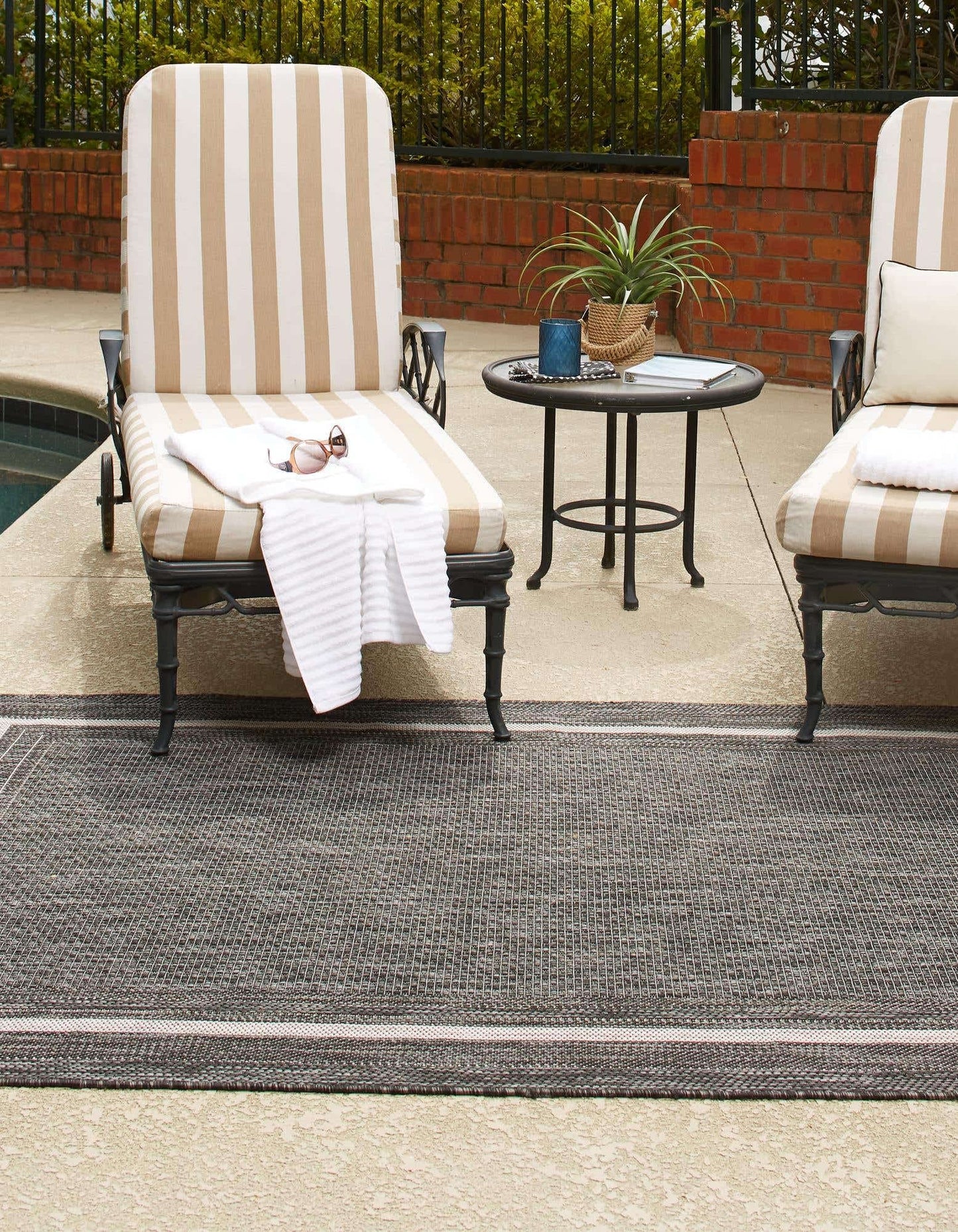Unique Loom Outdoor Border Collection Area Rug - Soft Border (3' 3" x 5' 3" Rectangle, Black/ Ivory)