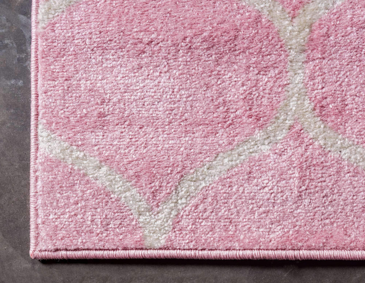 Unique Loom Trellis Frieze Collection Area Rug - Rounded (4' 1" x 6' 1", Light Pink/ Ivory)