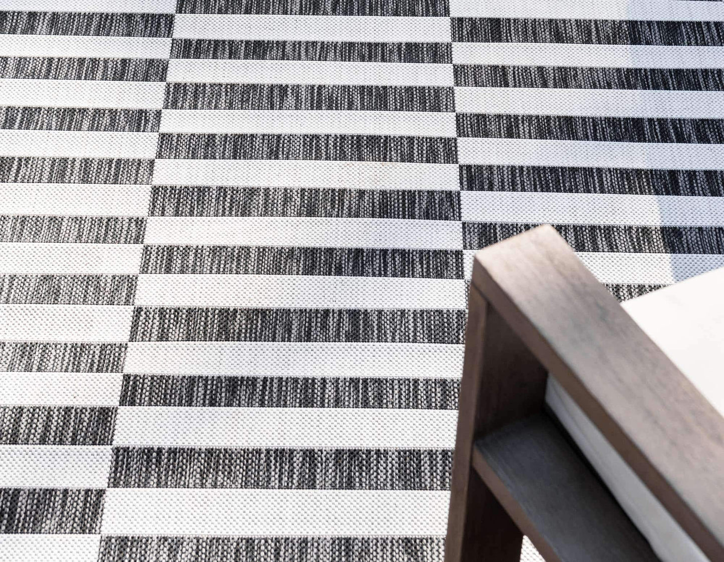 Unique Loom Outdoor Striped Collection Area Rug - Striped (4' 1" Round, Charcoal/Ivory)