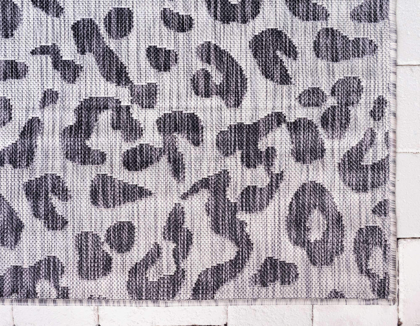 Unique Loom Outdoor Safari Collection Area Rug - Leopard (4' 1" x 6' 1" Rectangle, Light Gray/ Gray)