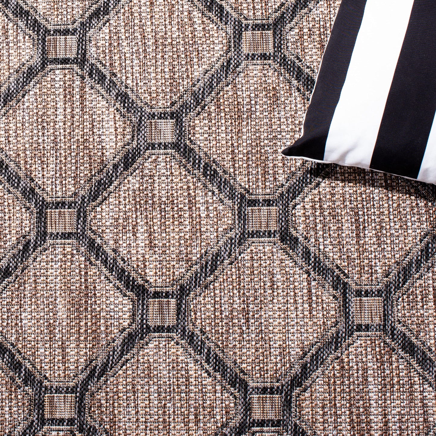 SAFAVIEH Courtyard Collection 5'3" x 7'7" Natural / Black CY8471 Indoor/ Outdoor Waterproof Easy Cleaning Patio Backyard Mudroom Area Rug