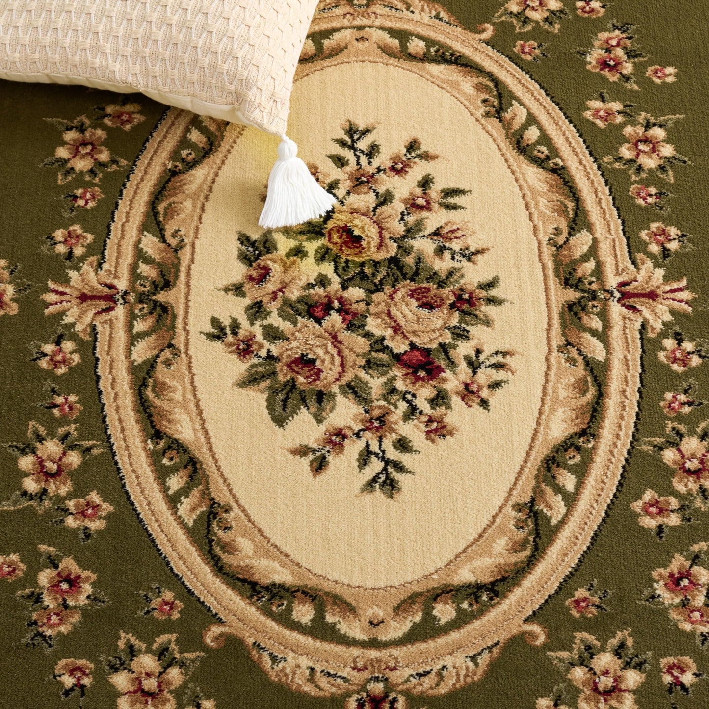 SAFAVIEH Lyndhurst Collection Area Rug - 8' x 11', Sage & Ivory, Traditional European Medallion Design, Non-Shedding & Easy Care, Ideal for High Traffic Areas in Living Room, Bedroom (LNH218B)