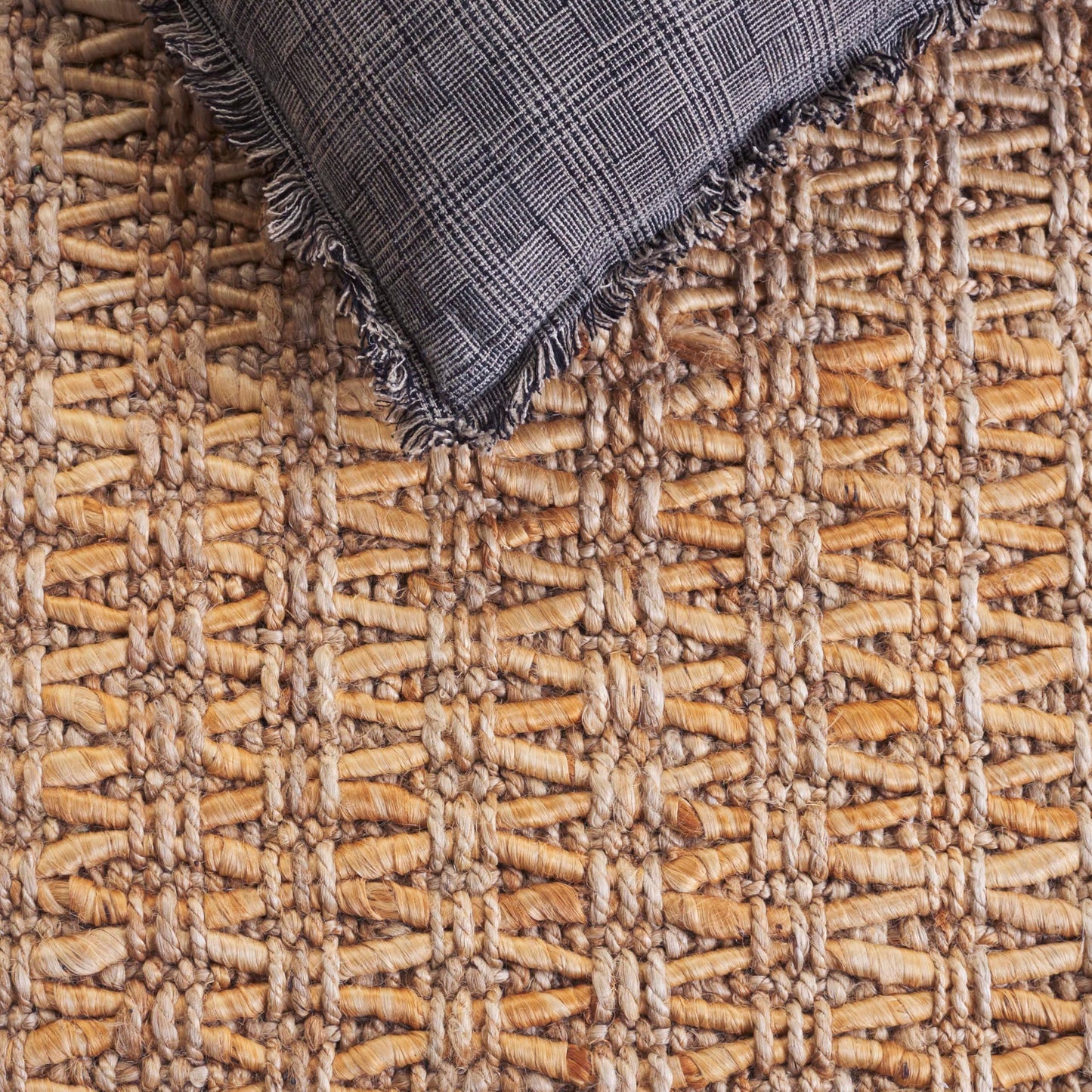 SAFAVIEH Natural Fiber Collection Area Rug - 4' x 6', Natural, Handmade Jute, Ideal for Living Room, Bedroom, Home Office, Dining Space (NF193A-4)