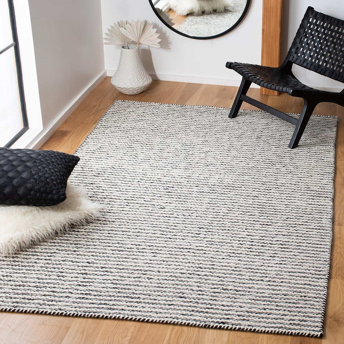 SAFAVIEH Kilim Collection Area Rug - 6' x 9', Black & Ivory, Flat Weave Wool Design, Ideal for High Traffic Areas in Living Room, Bedroom (KLM378Z)