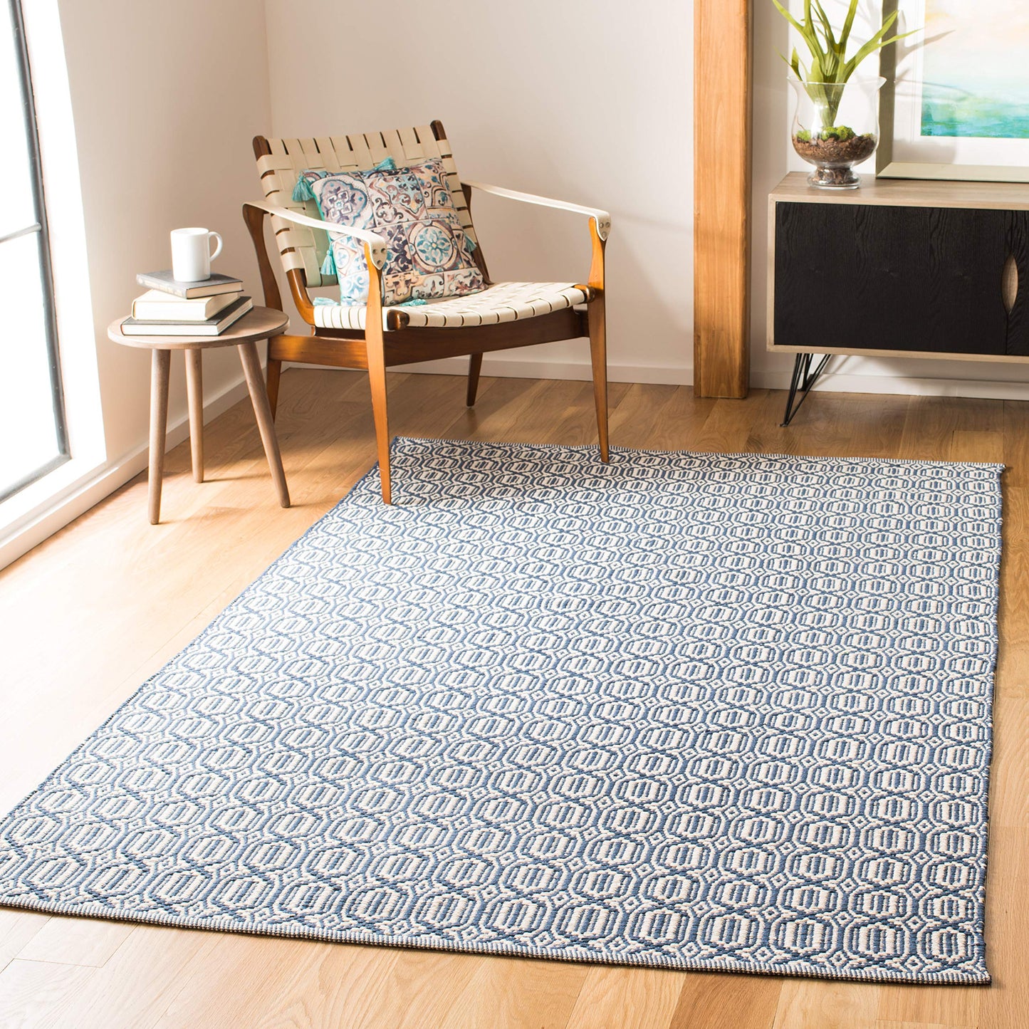 SAFAVIEH Montauk Collection Accent Rug - 4' x 6', Ivory & Navy, Handmade Flat Weave Boho Farmhouse Cotton, Ideal for High Traffic Areas in Entryway, Living Room, Bedroom (MTK333B)