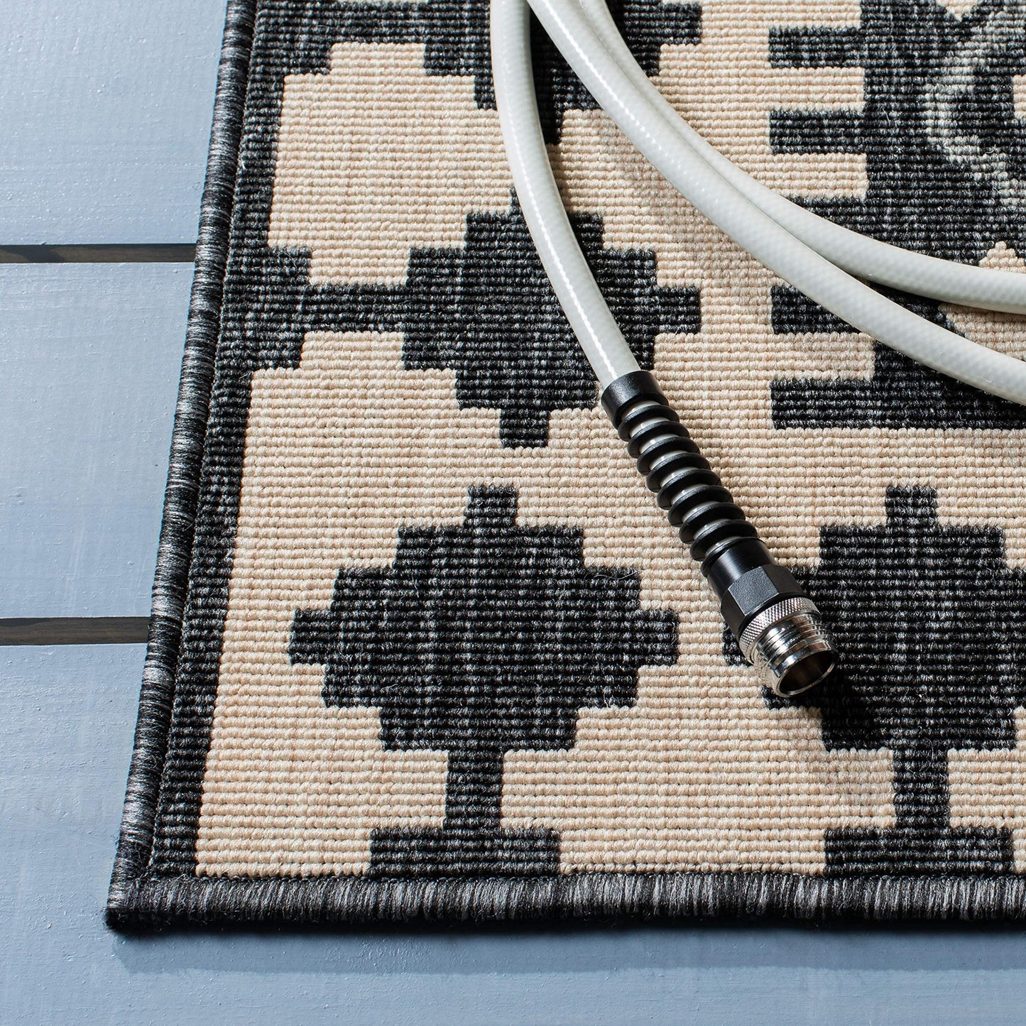 SAFAVIEH Washable Rug Outdoor Veranda Collection - 2'7" x 5', Ivory & Grey, Non-Shedding & Easy to Clean, Ideal for Patio, Backyard, Mudroom (VER099-0451)