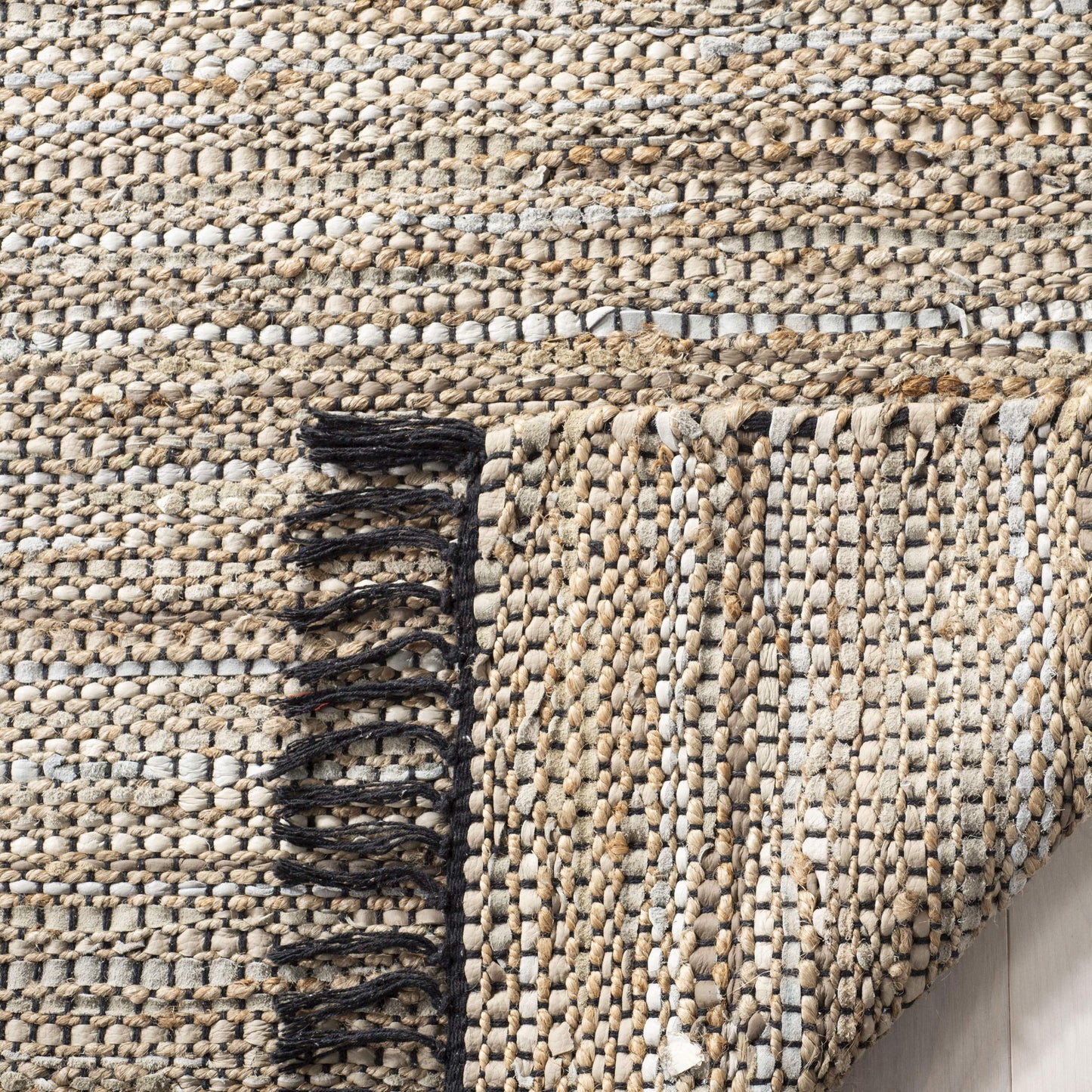 SAFAVIEH Vintage Leather Collection Area Rug - 6' x 9', Beige, Handmade Boho Fringe Leather & Jute, Ideal for High Traffic Areas in Living Room, Bedroom (VTL203B)