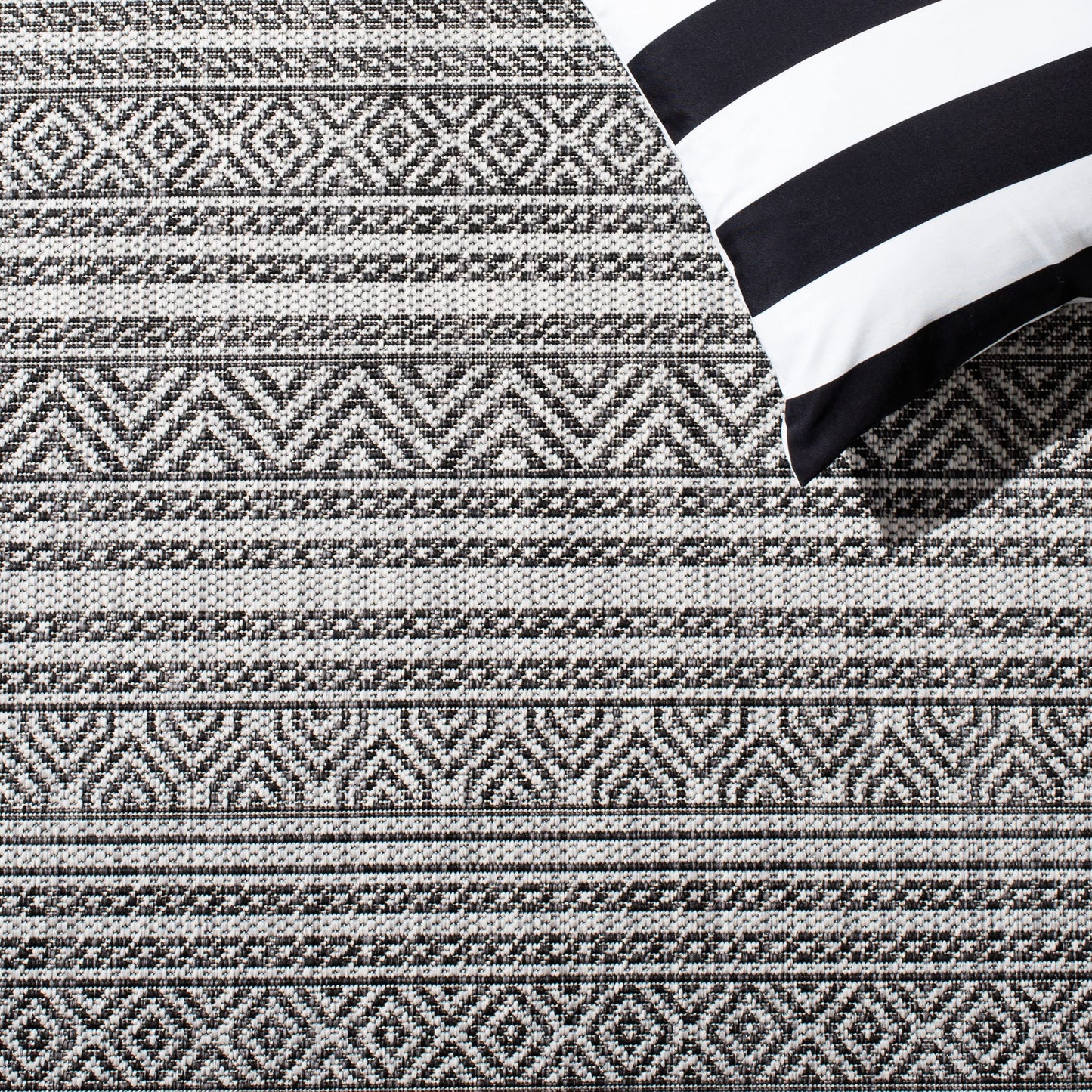 SAFAVIEH Courtyard Collection 2'3" x 6'7" Black / Grey CY8866 Indoor/ Outdoor Waterproof Easy Cleaning Patio Backyard Mudroom Runner Rug