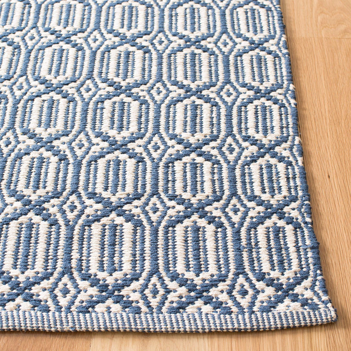 SAFAVIEH Montauk Collection Accent Rug - 4' x 6', Ivory & Navy, Handmade Flat Weave Boho Farmhouse Cotton, Ideal for High Traffic Areas in Entryway, Living Room, Bedroom (MTK333B)