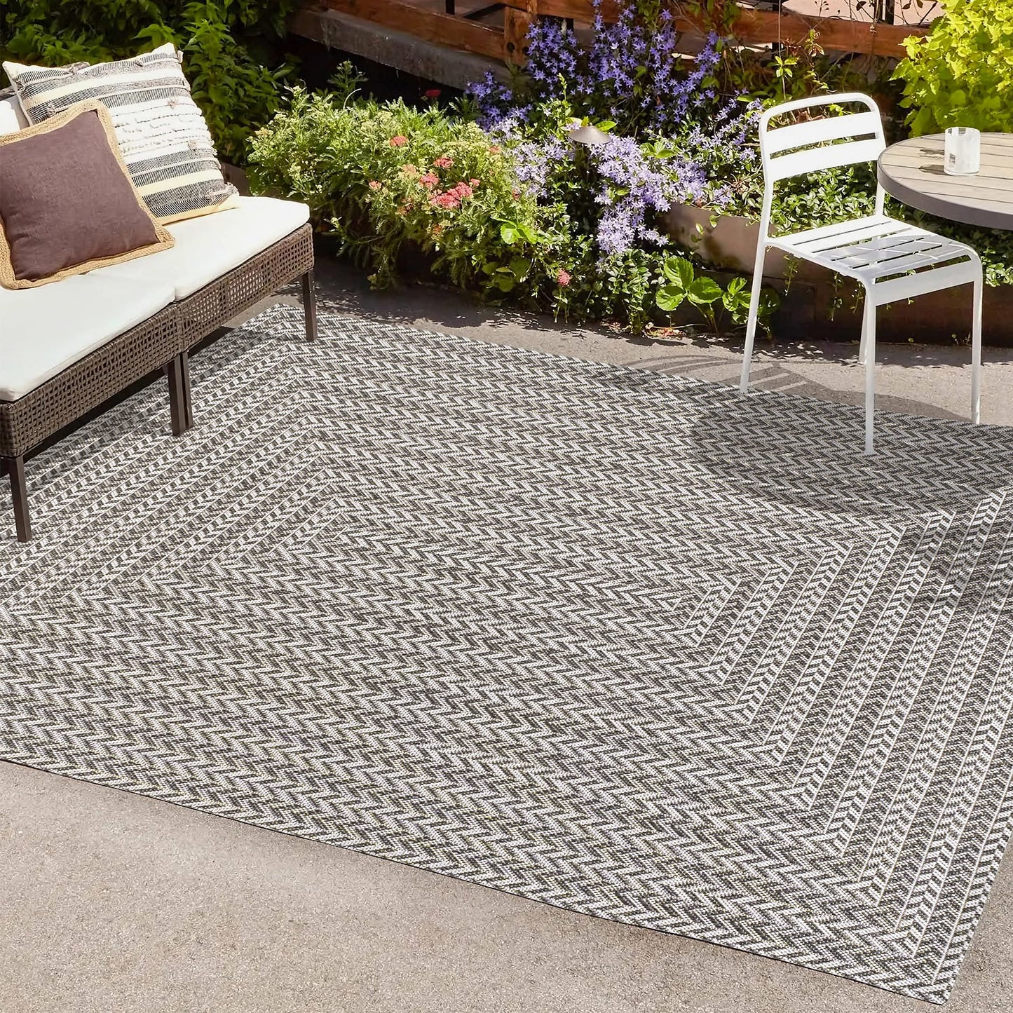 JONATHAN Y Concentric Squares Indoor Outdoor Area Rug 5X8 Black/Light Gray, Chevron Modern for Backyard, Patio, Porch, Easy-Cleaning, High Traffic, Pet-Friendly, Non-Shedding (SMB206B-5)