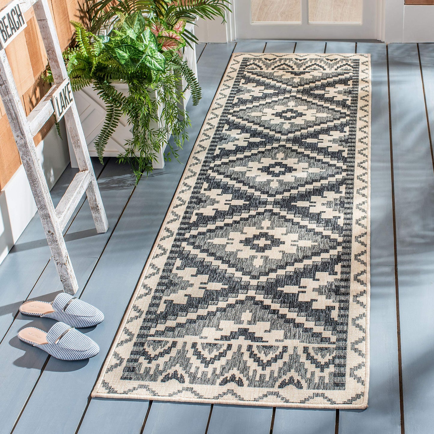 SAFAVIEH Washable Rug Outdoor Veranda Collection - 2'7' x 5', Beige & Grey, Non-Shedding & Easy to Clean, Ideal for Patio, Backyard, Mudroom (VER096-3413)
