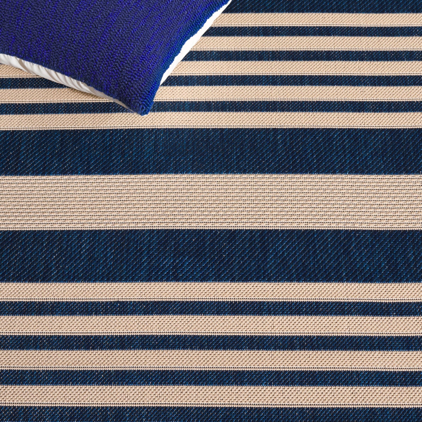SAFAVIEH Washable Rug Outdoor Courtyard Collection - 8' x 11', Navy & Beige, Non-Shedding & Easy Cleaning, Ideal for Patio, Backyard, Mudroom (CY6062-268)