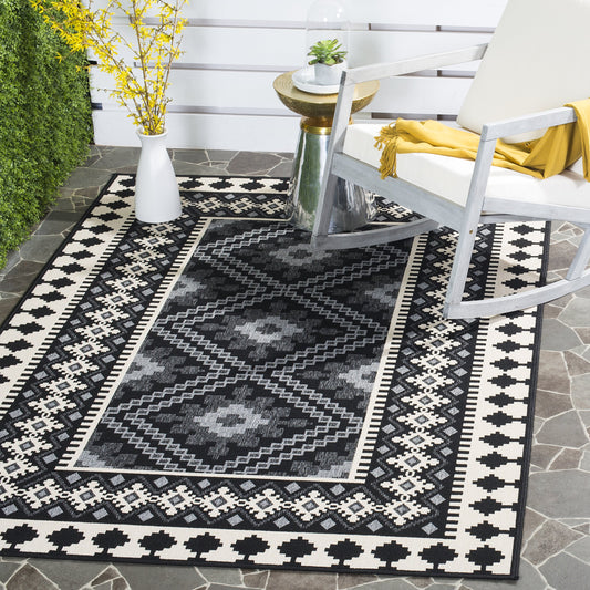 SAFAVIEH Washable Rug Outdoor Veranda Collection - 4' x 5'7", Black & Cream, Non-Shedding & Easy to Clean, Ideal for Patio, Backyard, Mudroom (VER099-0421)