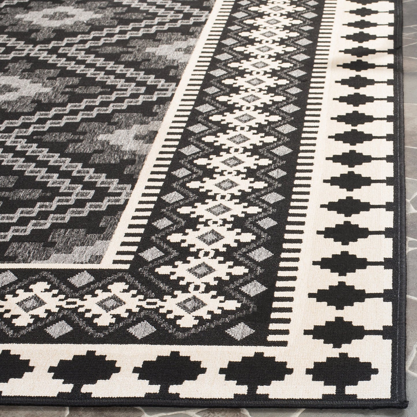 SAFAVIEH Washable Rug Outdoor Veranda Collection - 8' x 11', Black & Cream, Non-Shedding & Easy to Clean, Ideal for Patio, Backyard, Mudroom (VER099-0421)
