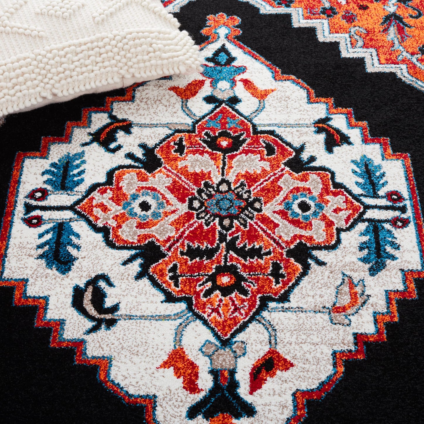 SAFAVIEH Vintage Hamadan Collection Accent Rug - 4' x 6', Red & Black, Medallion Design, Non-Shedding & Easy Care, Ideal for High Traffic Areas in Entryway, Living Room, Bedroom (VTH225P)