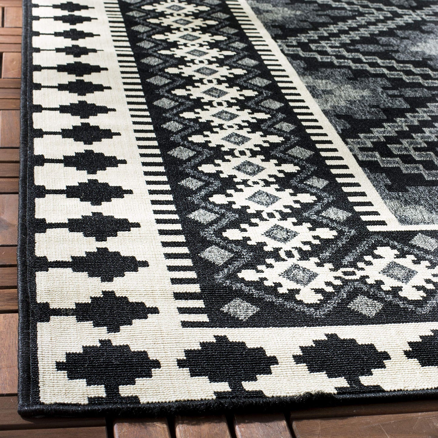 SAFAVIEH Washable Rug Outdoor Veranda Collection - 5'3" x 7'7", Black & Cream, Non-Shedding & Easy to Clean, Ideal for Patio, Backyard, Mudroom (VER099-0421)