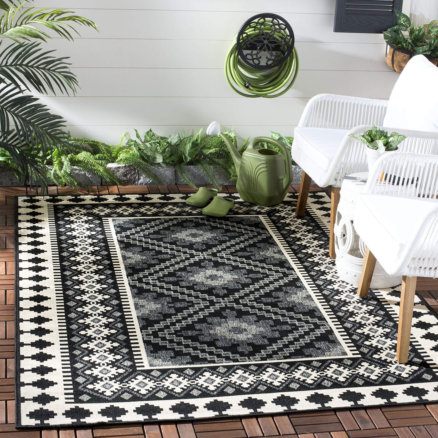 SAFAVIEH Washable Rug Outdoor Veranda Collection - 5'3" x 7'7", Black & Cream, Non-Shedding & Easy to Clean, Ideal for Patio, Backyard, Mudroom (VER099-0421)