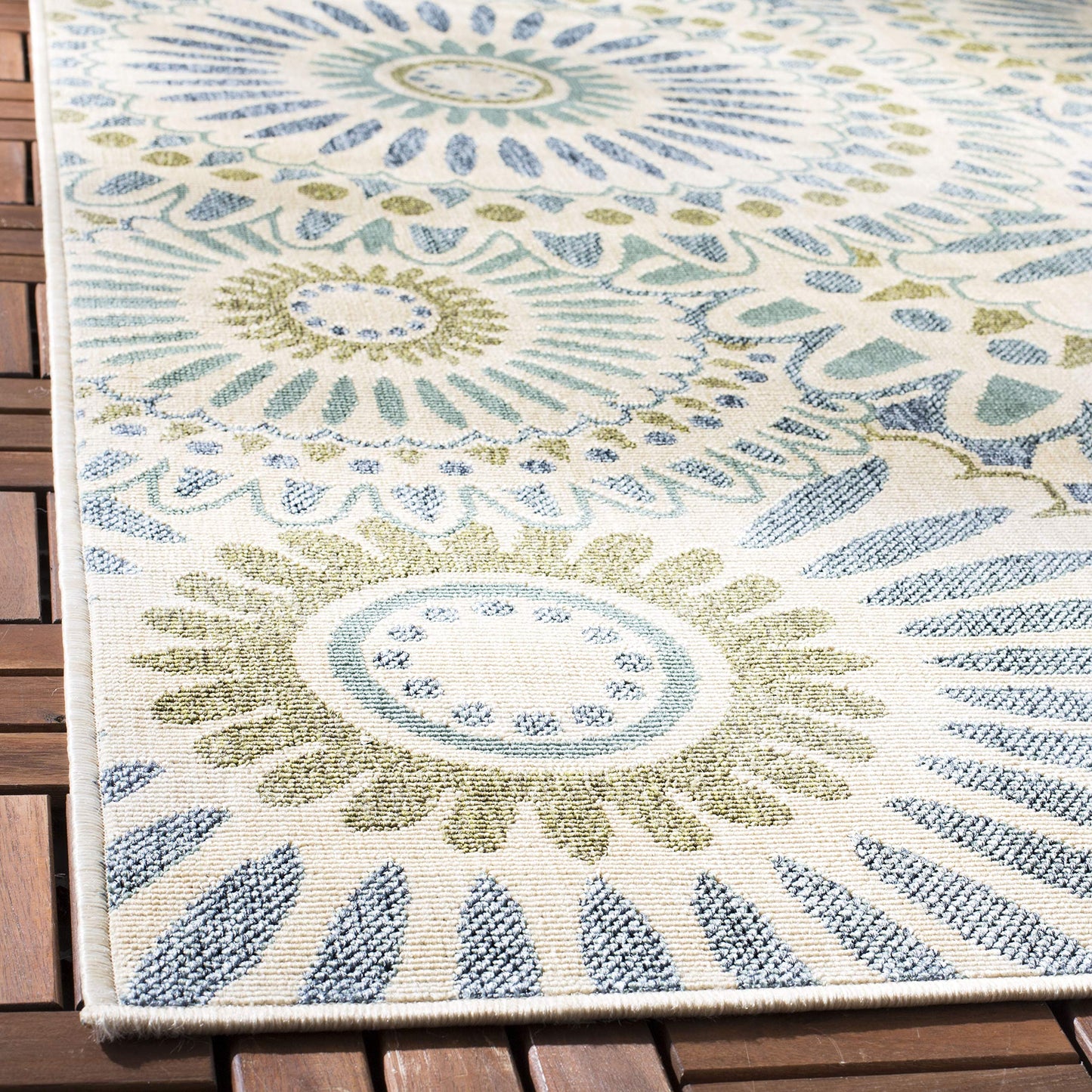 SAFAVIEH Washable Rug Outdoor Veranda Collection - 5'3" Square, Cream & Green, Non-Shedding & Easy to Clean, Ideal for Patio, Backyard, Mudroom (VER091-0614)