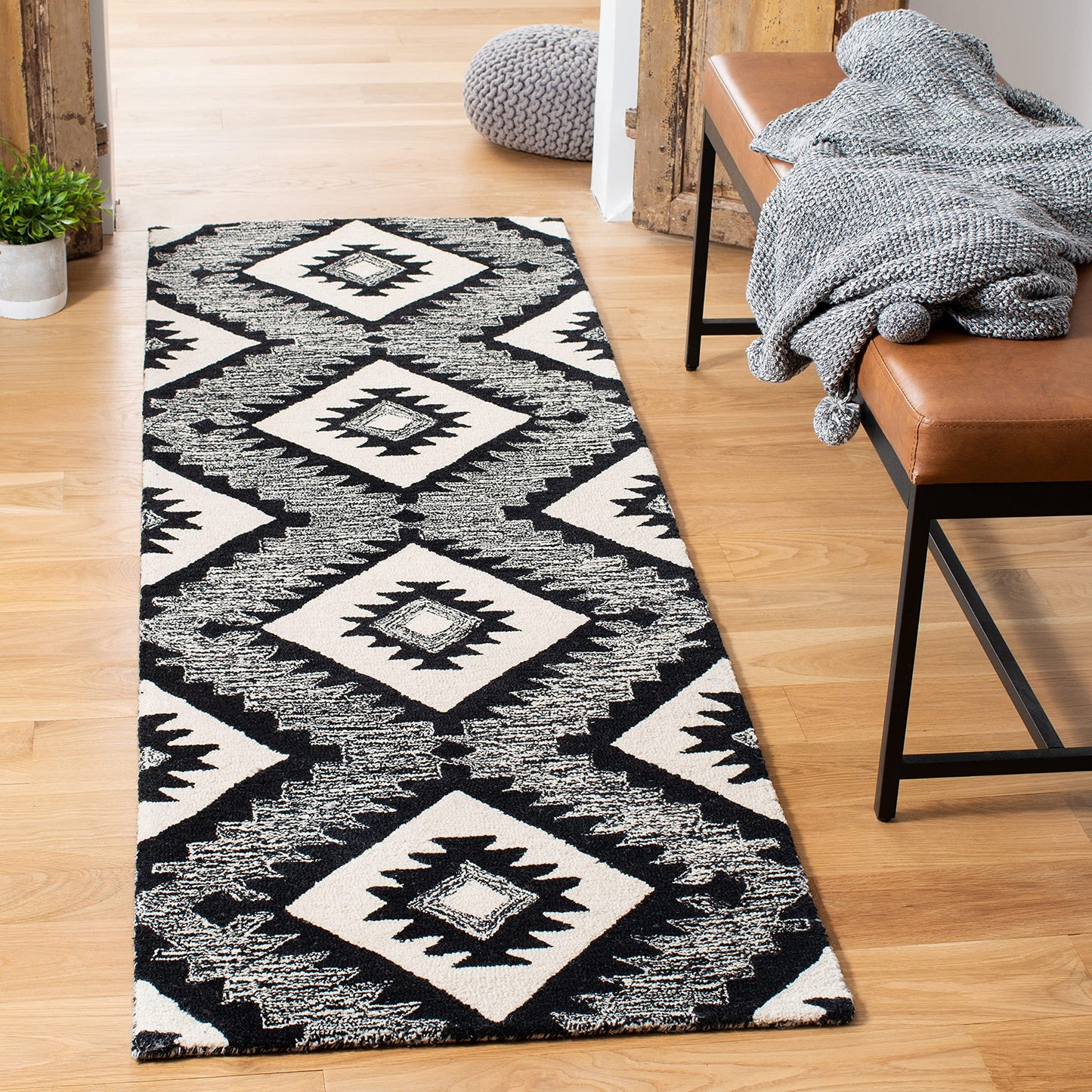 SAFAVIEH Aspen Collection Accent Rug - 2'6" x 4'6", Charcoal & Black, Handmade Wool, Ideal for High Traffic Areas in Entryway, Living Room, Bedroom (APN813Z)