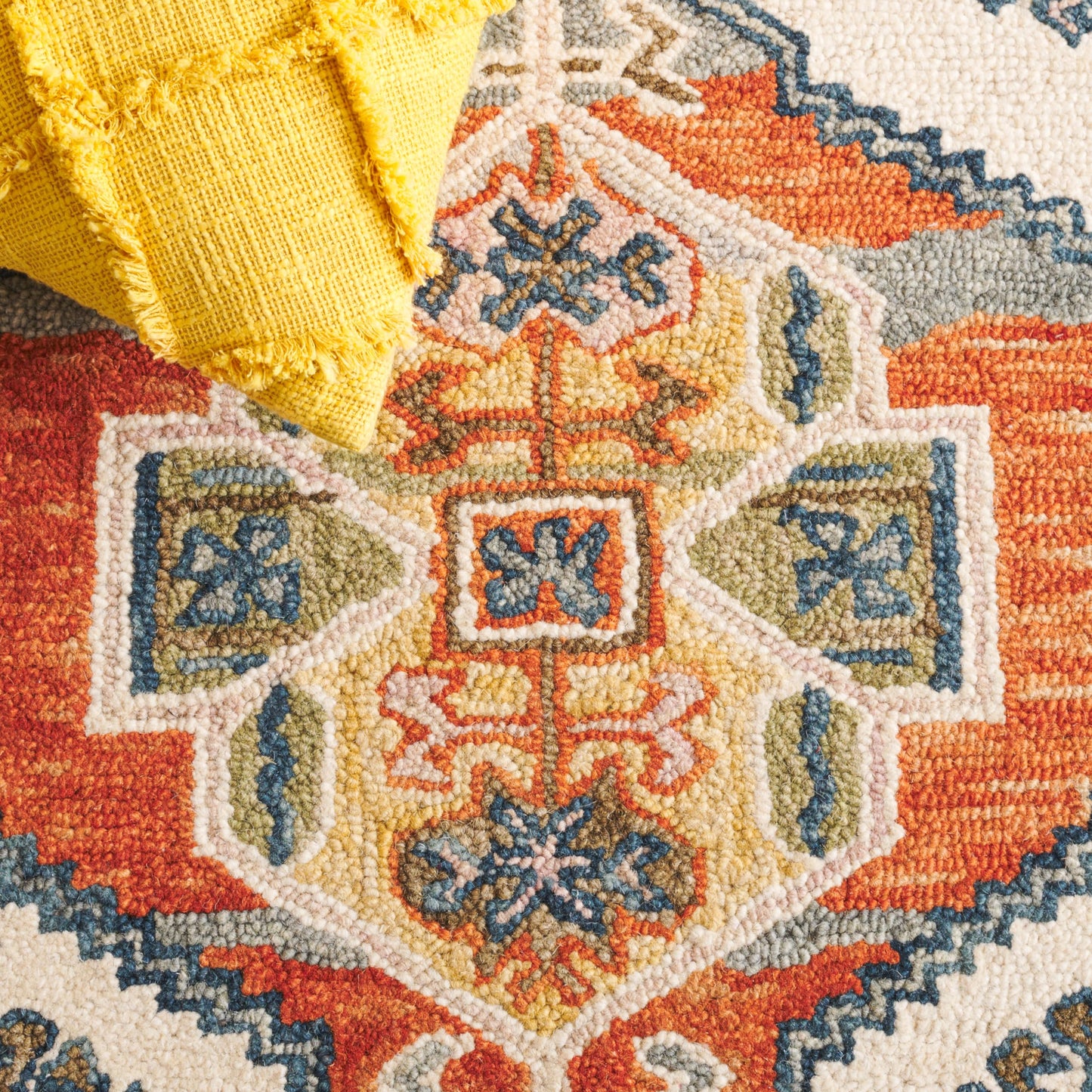 Safavieh Aspen Collection Accent Rug - 4' x 6', Red & Ivory, Handmade Wool, Ideal for The Living Room, Bedroom, Dining Room (APN106Q-4)