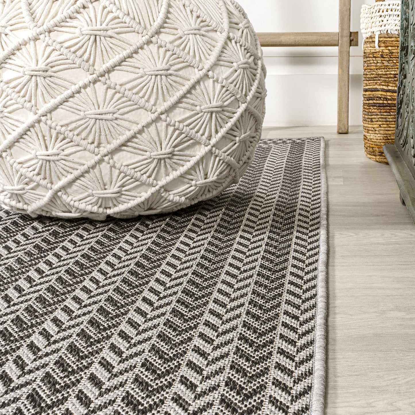 JONATHAN Y Concentric Squares Indoor Outdoor Area Rug 5X8 Black/Light Gray, Chevron Modern for Backyard, Patio, Porch, Easy-Cleaning, High Traffic, Pet-Friendly, Non-Shedding (SMB206B-5)
