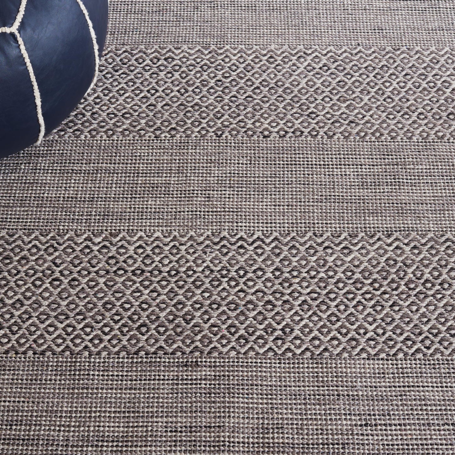 SAFAVIEH Montauk Collection Accent Rug - 3' x 5', Ivory & Anthracite, Handmade Flat Weave Boho Farmhouse Cotton Tassel Fringe, Ideal for High Traffic Areas in Entryway, Living Room, Bedroom (MTK330N)