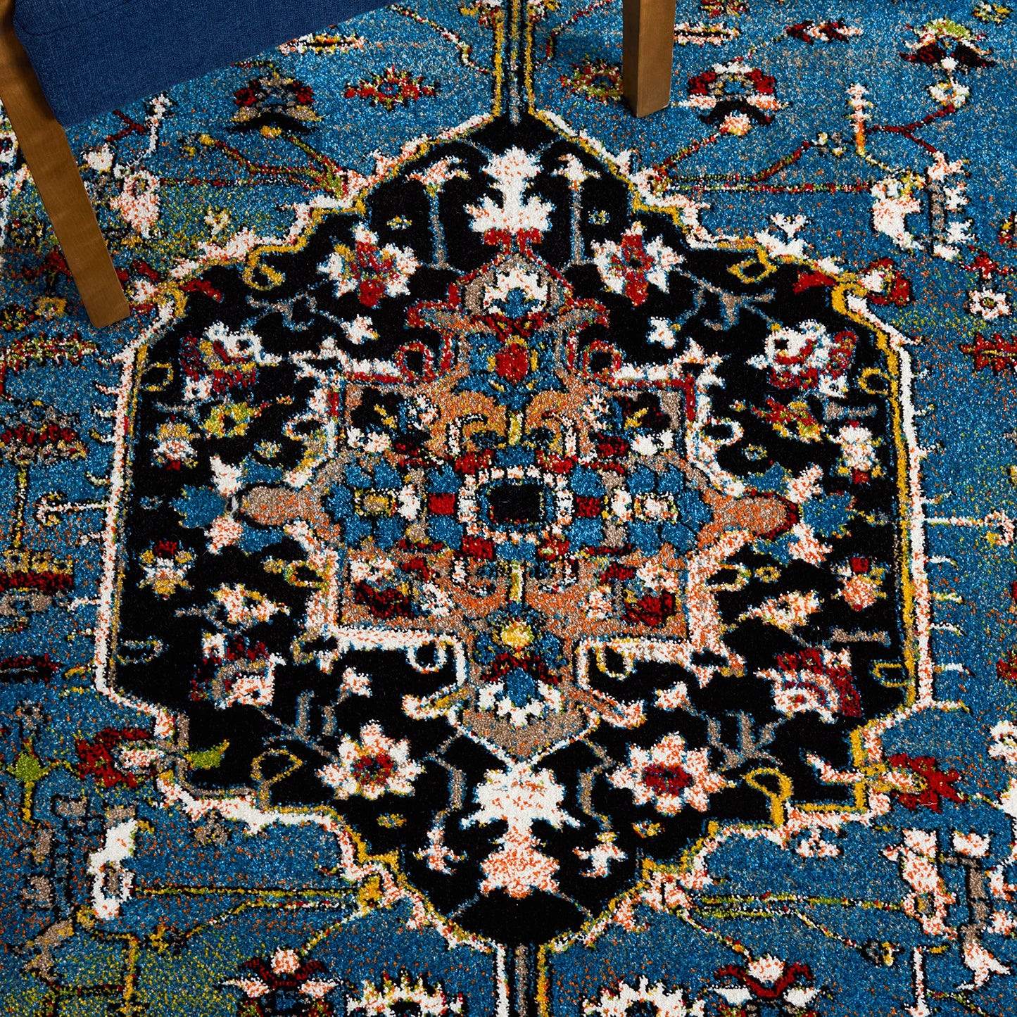 SAFAVIEH Vintage Hamadan Collection Accent Rug - 4' x 6', Blue & Red, Oriental Medallion Design, Non-Shedding & Easy Care, Ideal for High Traffic Areas in Entryway, Living Room, Bedroom (VTH266M)