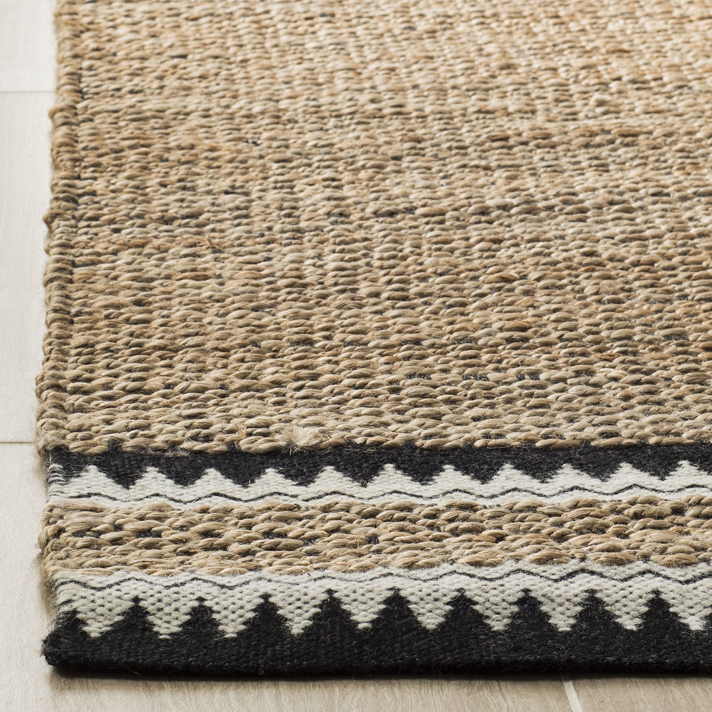 SAFAVIEH Natural Fiber Collection Area Rug - 5' Square, Natural & Black, Handmade Farmhouse Boho Coastal Rustic Jute, Ideal for High Traffic Areas in Living Room, Bedroom (NF874B)