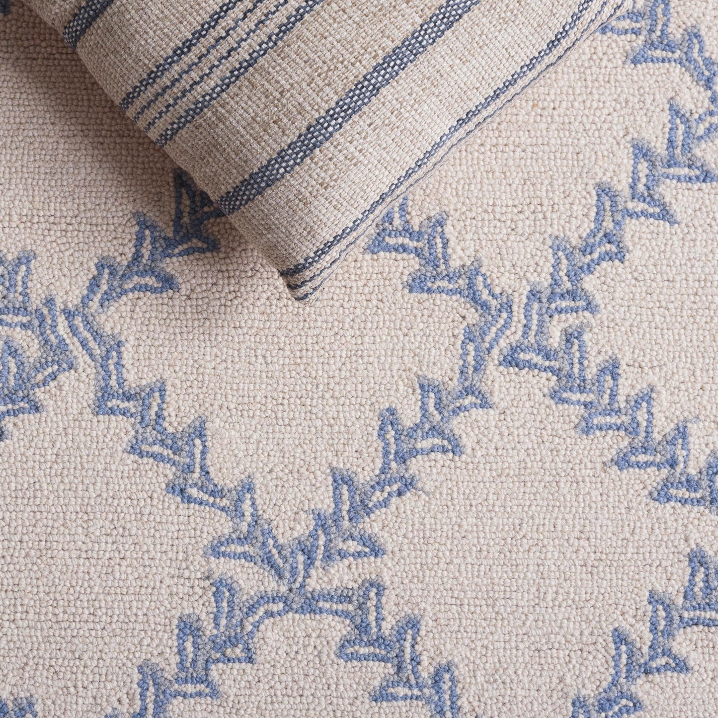 SAFAVIEH Chelsea Collection Area Rug - 4'6" x 6'6" Oval, Ivory & Light Blue, Hand-Hooked French Country Wool, Ideal for High Traffic Areas in Living Room, Bedroom (HK230A)